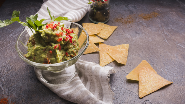 Vegetable chips with guacamole